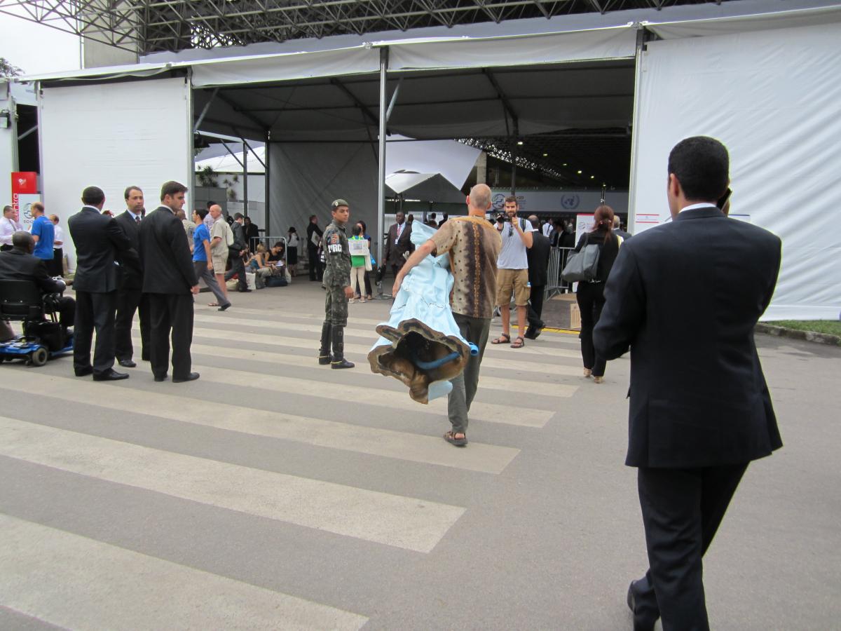Men træerne gror altså ikke ind i himlen. Og jeg når ikke igennem sikkerhedstjekket med Frihedsgudinden under armen. Det sørger marshall whatever med høresneglen for ved indgangen.