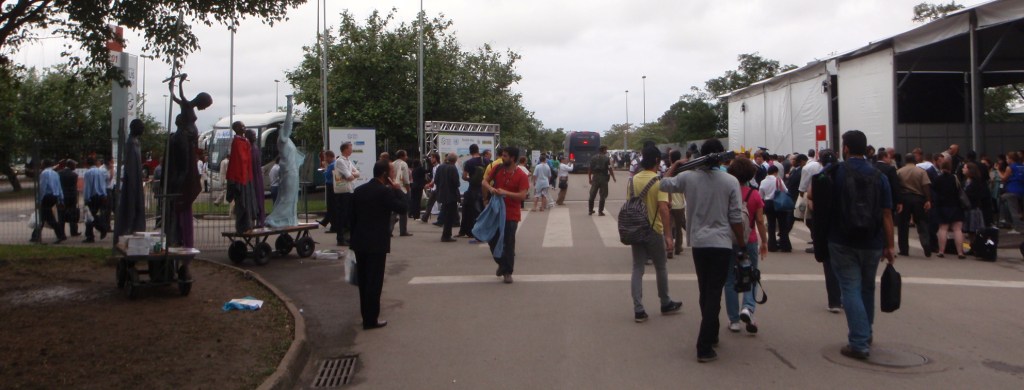 Rio-Centro hvor forhandlingerne foregår ligger 36km uden for Rios bymidte. En dag pakker vi hele L..... og tager derud i en pickup. Vi ser meget nonchalante ud da vi går forbi vagterne og stiller hele pivtøjet op og nyder 45 minutter hvor alle konference-deltagerne må gå udenom projektet. Men ak nemesis. Successen er for stor og menneskemasserne blokerer for trafikken og FN-marshall et-eller-andet begynder at undre sig. Vi ryger over på den anden side af vejen hvor vi står resten af dagen hvilket absolut heller ikke er tosset. Jeg ved at vi har gjort noget rigtigt da FN manden sidst på dagen kommer hen og prøver at krejle sig til info om hvordan vi dog er kommet ind og gennem hvilken indgang så han kan forhindre andre i at forstyrre jakkesættene (som i øvrigt alle som en er glade for vores projekt). 