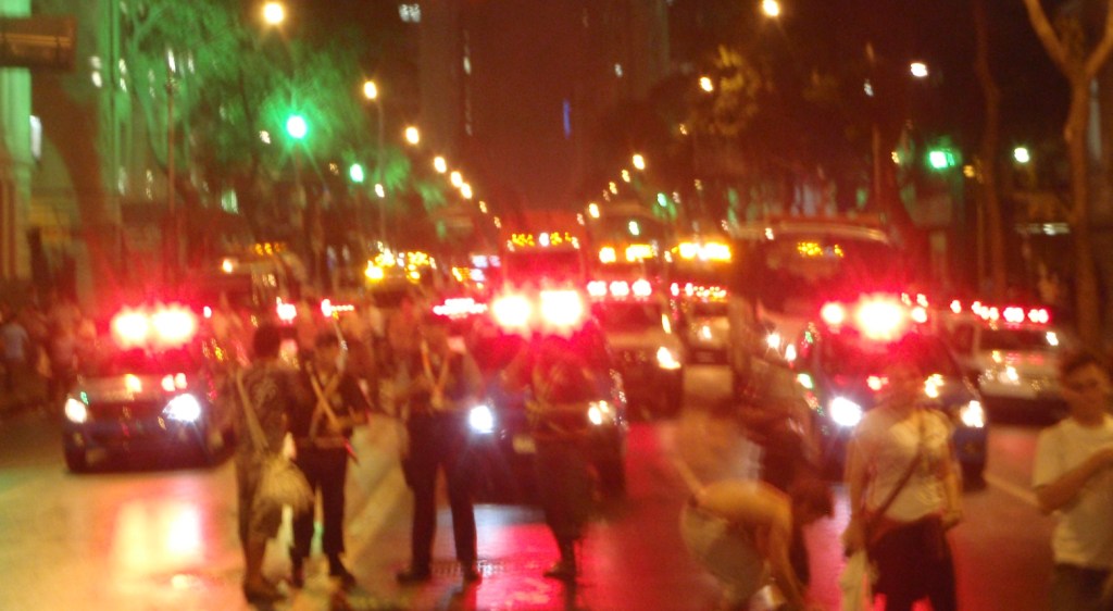 Denne parade af pansere der foelger demoen minder fantastisk meget om slutningen af introen til tegnefilmen Inspector Gadget.